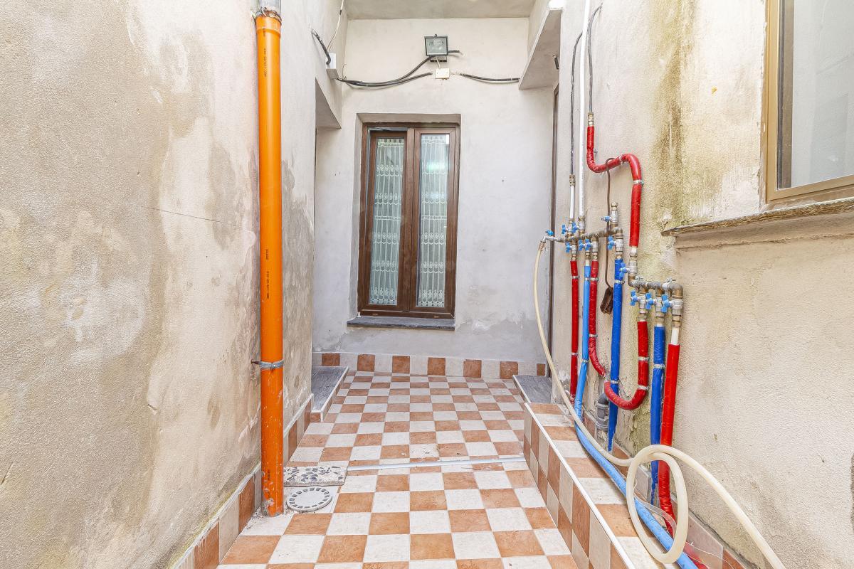 Thiesi P.zza Cavour  casa indipendente  mq 232  parzialmente ristrutturata