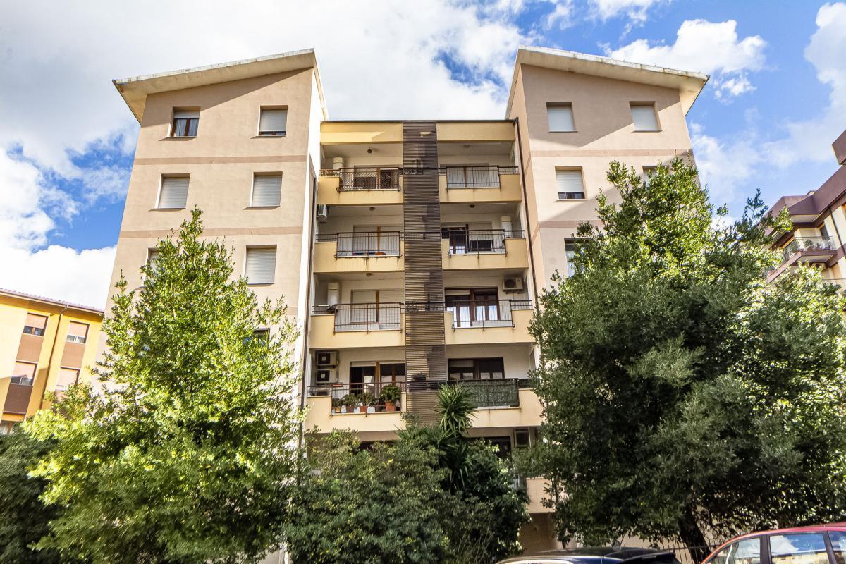 Sassari Largo Londra appartamento ampia metratura con box